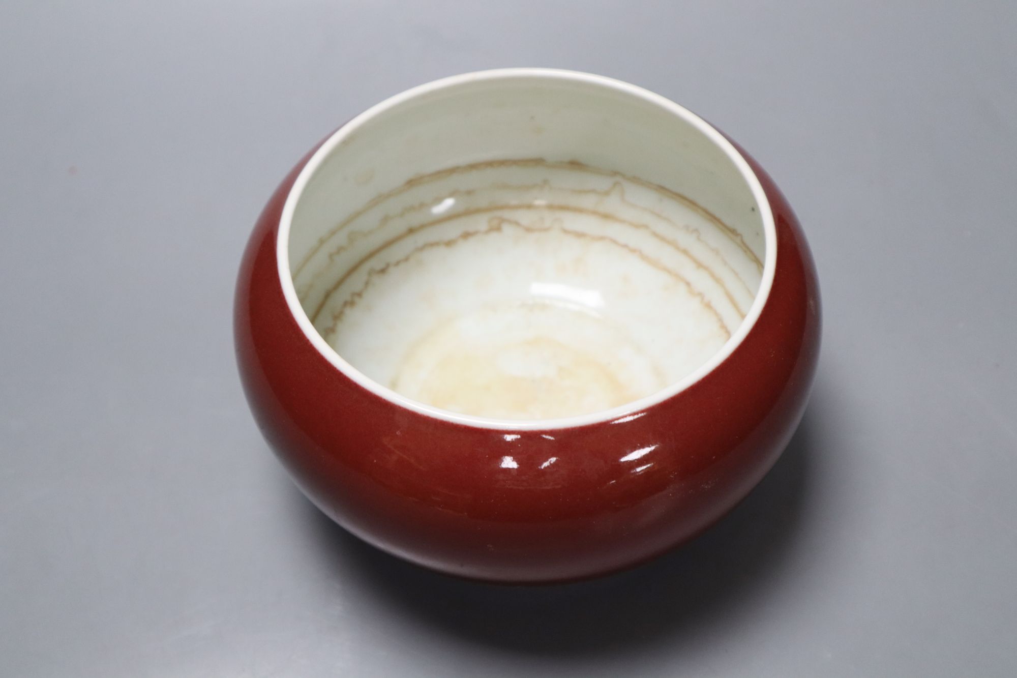 A Chinese sang de boeuf bowl and a celadon bowl, largest diameter 18cm